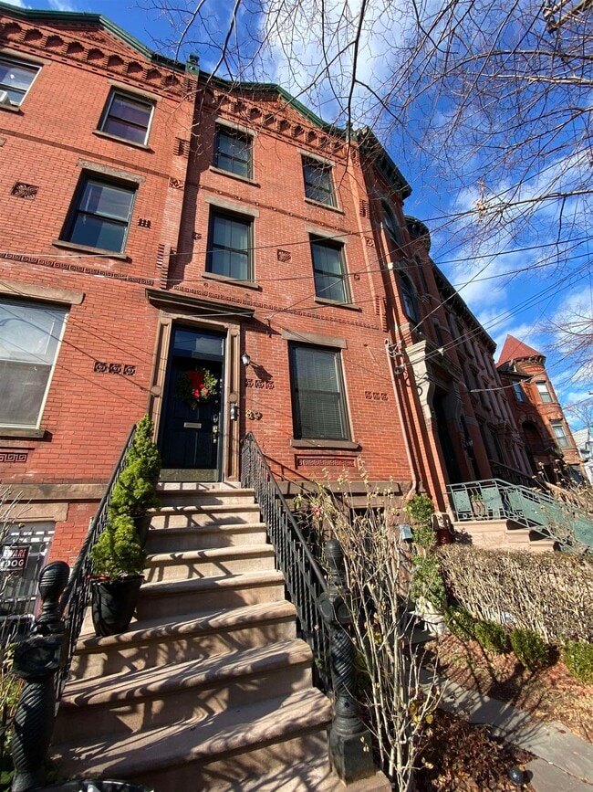 Building Photo - 89 Summit Ave Unit 2 Rental