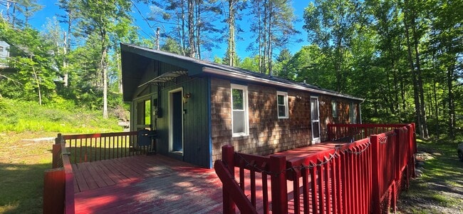 Building Photo - Cozy 3 bedroom house in Henryville with large deck!