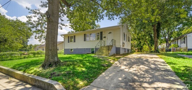 Building Photo - 6 Bedroom, 2 Full Bath Single Family Home ...