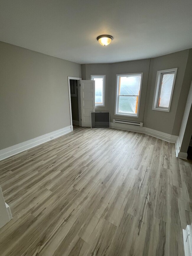Photo - 611 E 6th St Unit 2 (Upper)