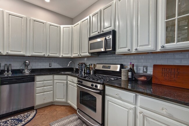 Building Photo - 655 E 2nd St Unit 204 Rental