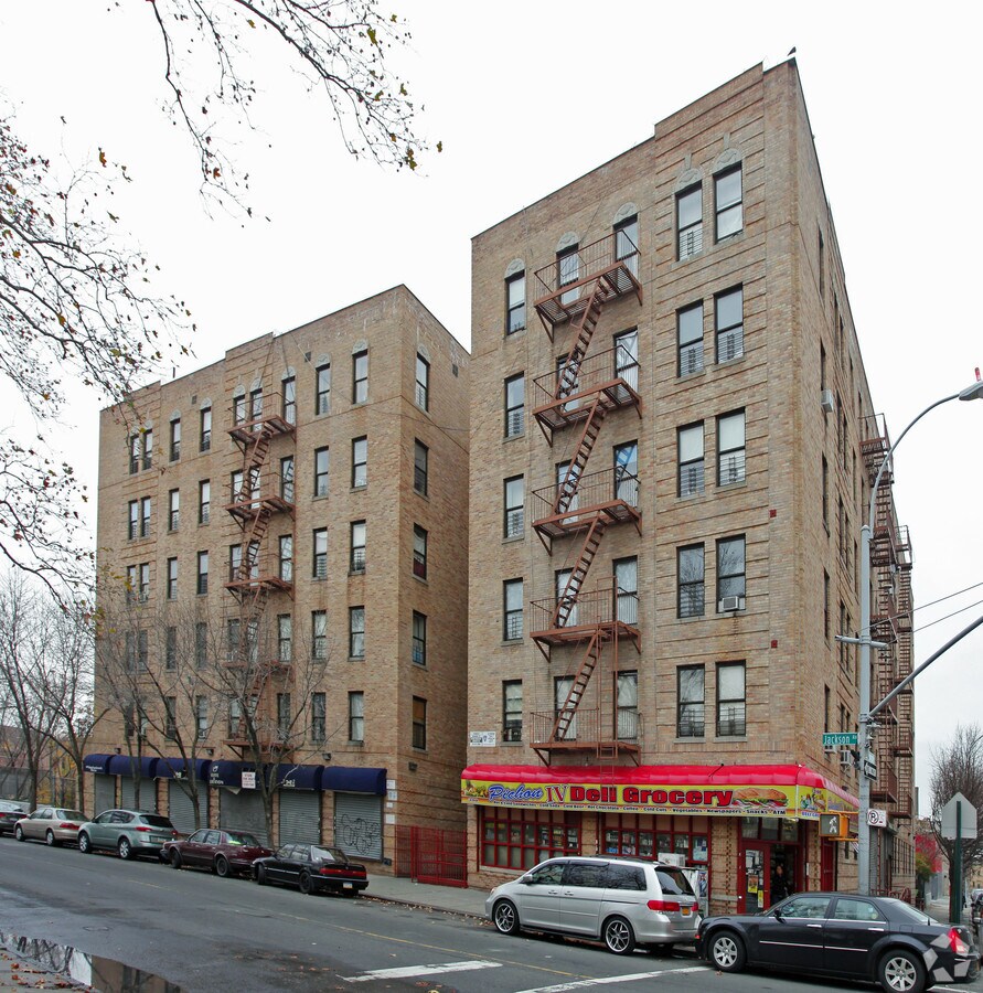 390 Jackson Ave - 390 Jackson Ave Apartments