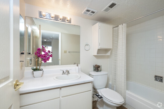 1 BR, 1 BA - 688SF - Bathroom - Village Green