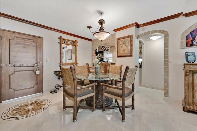 5555 Collins Ave Unit 5B