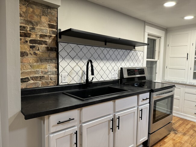 Kitchen - 1005 N State St Unit Upper