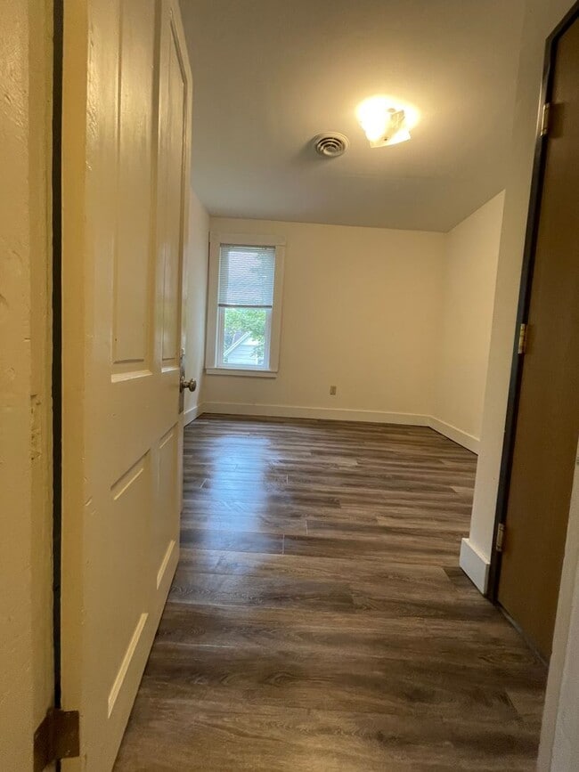 Building Photo - 2 Bedroom Apartment on the Northside Unit 6