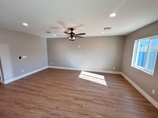 833 W Dobbins Rd