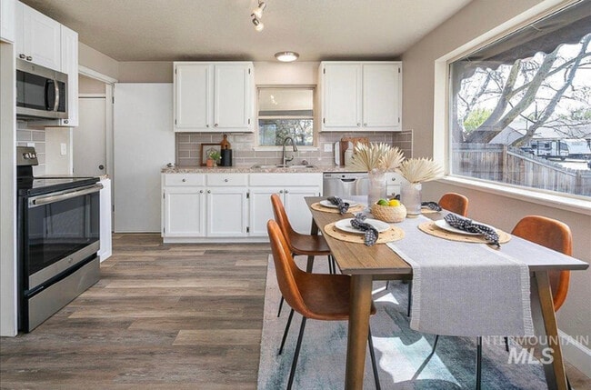 Photo - 4 Bed 2 Bath in Boise!