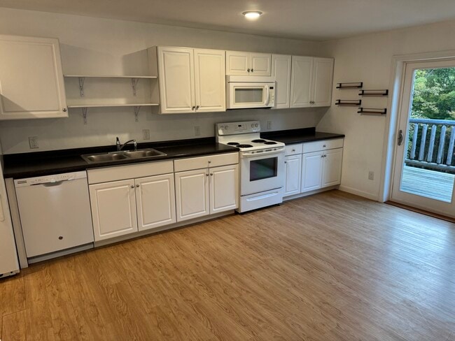 Building Photo - 130 Jeff Heights Rd Unit 130-201