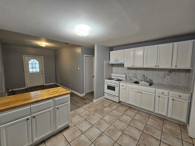 Building Photo - 13 W 52nd St Unit 2 Rental