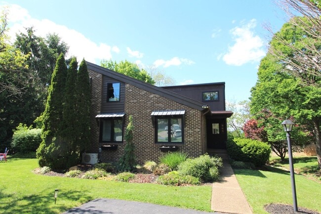 Building Photo - Modern 3BR Duplex with Abundant Natural Light