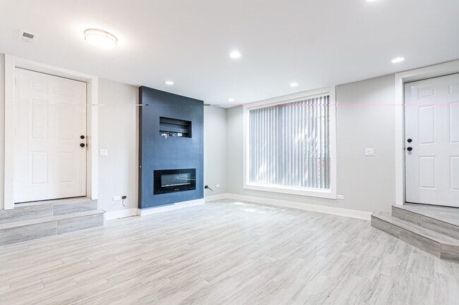 Building Photo - 1458 W Chestnut St