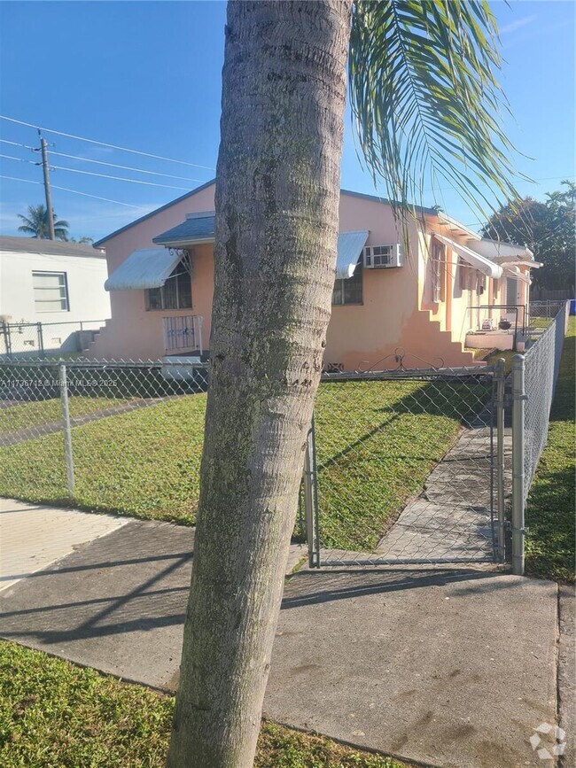 Building Photo - 1706 Plunkett St Unit front Rental