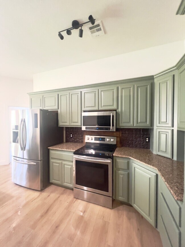 Photo - 1121 Charlton Rd