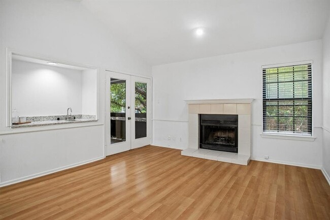 Building Photo - 10955 Wurzbach Rd Unit 103