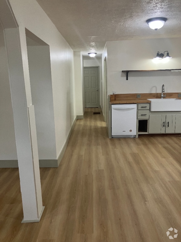 Building Photo - 306 1/2 W Center St Rental