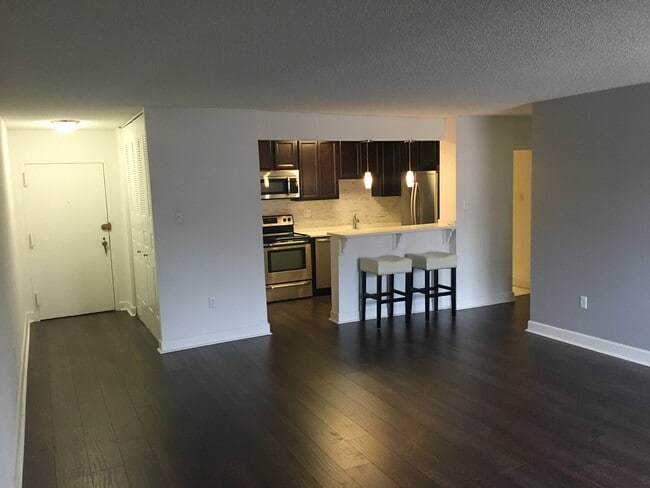Building Photo - 1325 18th St NW Unit 802