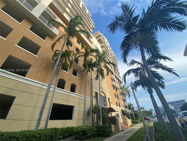 Building Photo - 2425 SW 27th Ave Unit 1008