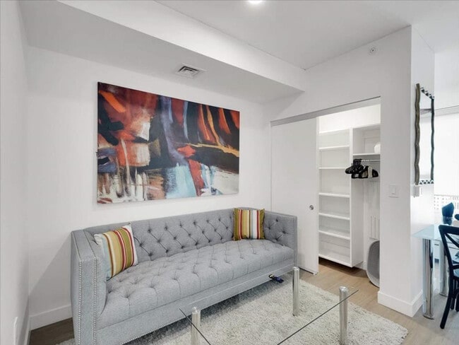 Building Photo - 817 N 6th St Rental