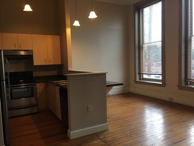 121 W Broad St