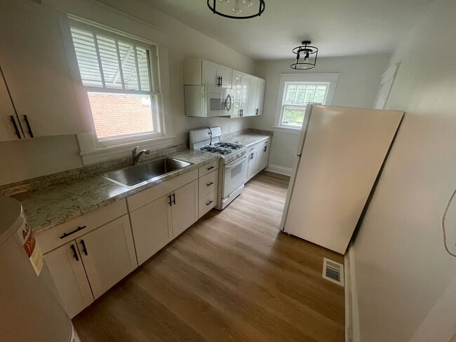 Photo - One Bedroom House for rent close to Riverm...