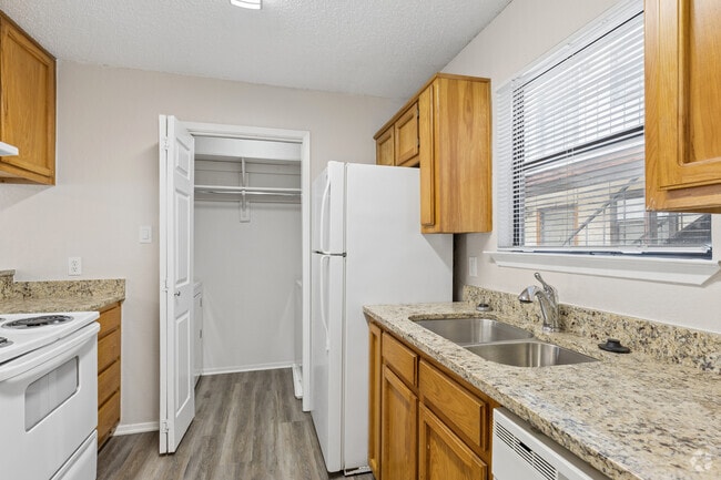 2BR, 2BA - 851SF - Kitchen - Oak Court Apartments