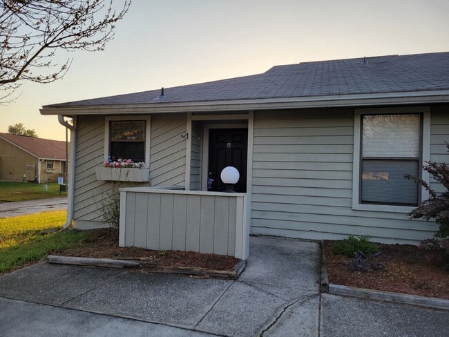 Building Photo - $1195 - 2/2 -Jefferson Square - Updated Unit! Rental