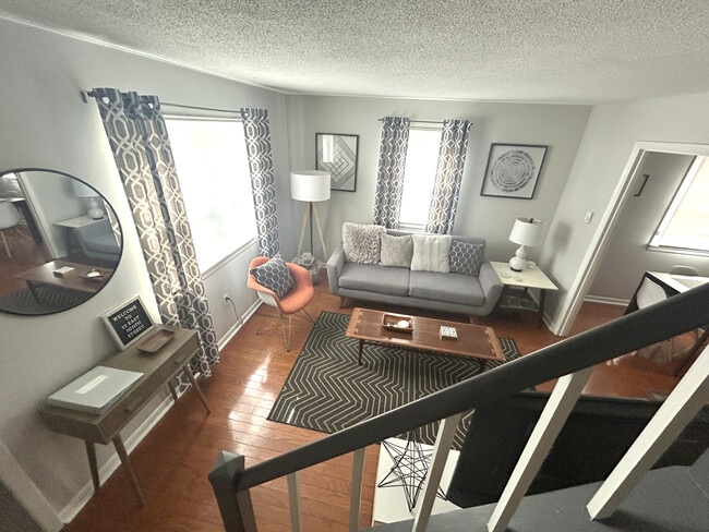 Building Photo - 33 E 9th St