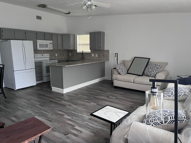 Building Photo - Beautiful 2 bedroom 1 1/2 bath walking dis... Rental