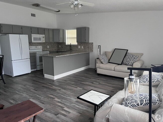Building Photo - Beautiful furnished 2 bedroom 1 1/2 bath w... Rental
