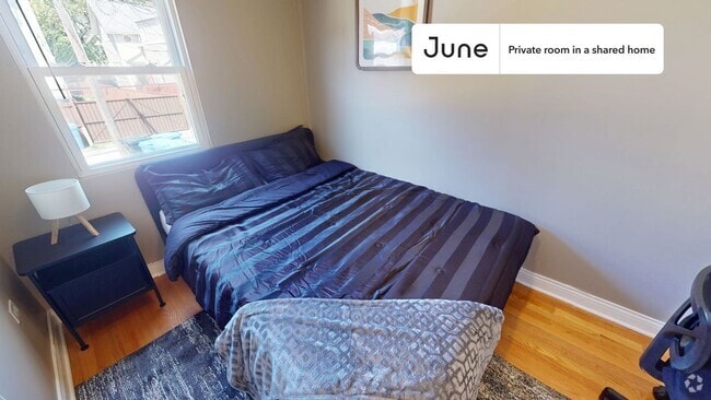 Building Photo - Private bedroom in 3 bed/1 bath Home