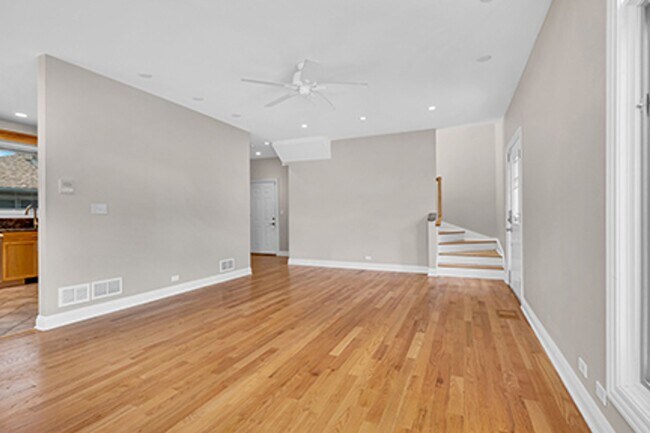 Photo - Spacious & Modern Townhouse in HIGHWOOD!