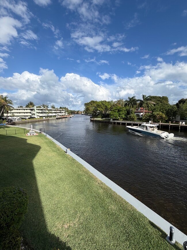 Building Photo - 818 SE 4th St Unit 205