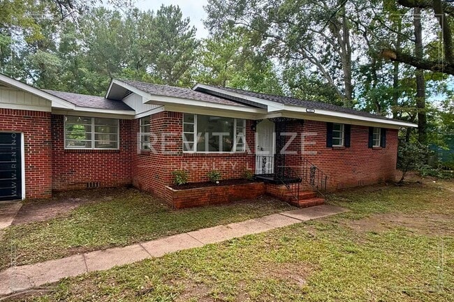 Building Photo - Beautiful 3 bedroom 1 bathroom on Dauphin ... Rental