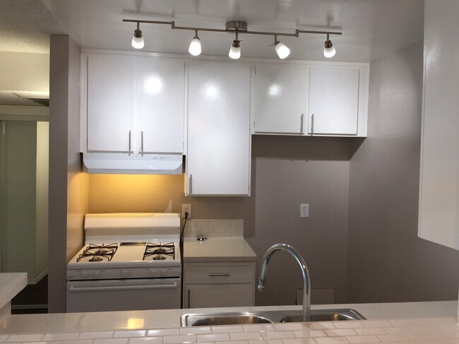 Photo - 18645 Hatteras St Unidad 404