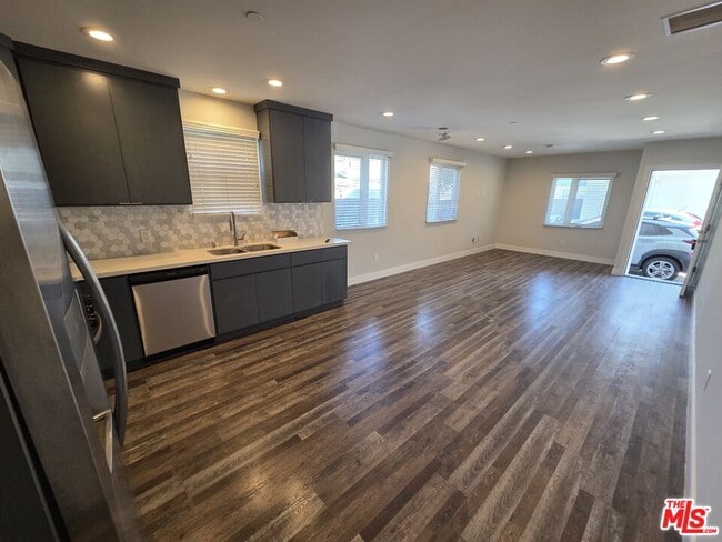 1255 N Kingsley Dr