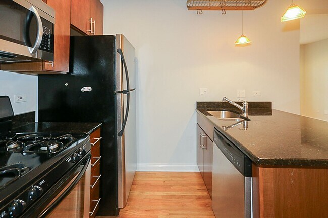 3810 N Marshfield Ave Unit 2