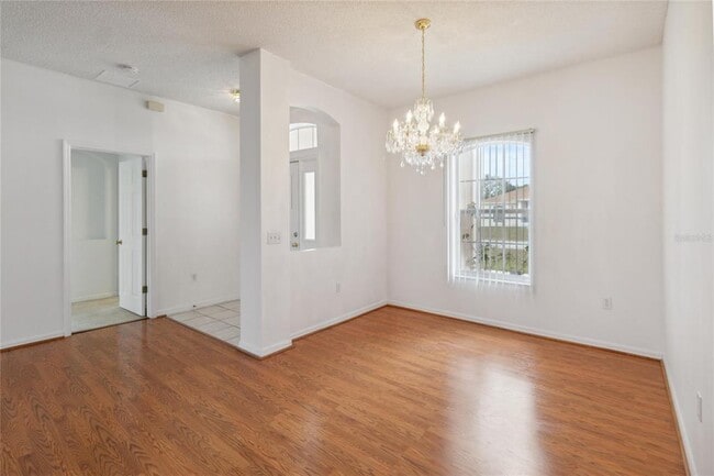 Photo - 325 Azincourt Ln