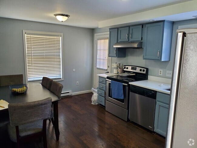 Building Photo - Updated 2 Bedroom Townhouse