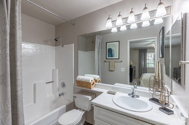 2BR, 2BA - 1,000SF - Bathroom