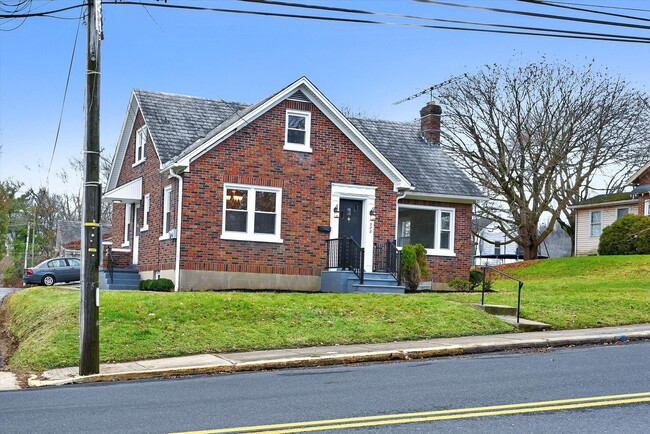 Classic 4br Cape Cod w/2 car detached Gara... - Classic 4br Cape Cod w/2 car detached Gara... House