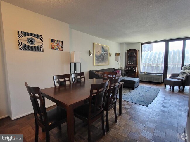 Building Photo - 1420 Locust St Unit 11M Rental