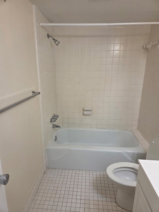 Building Photo - 2302 Sunrise Blvd Unit 105