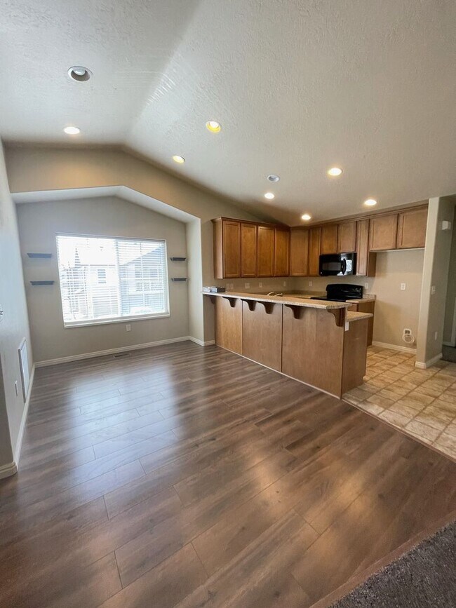 No Prorated Rent! 2 Bed 1 Bath Condo for R... House Rental in North