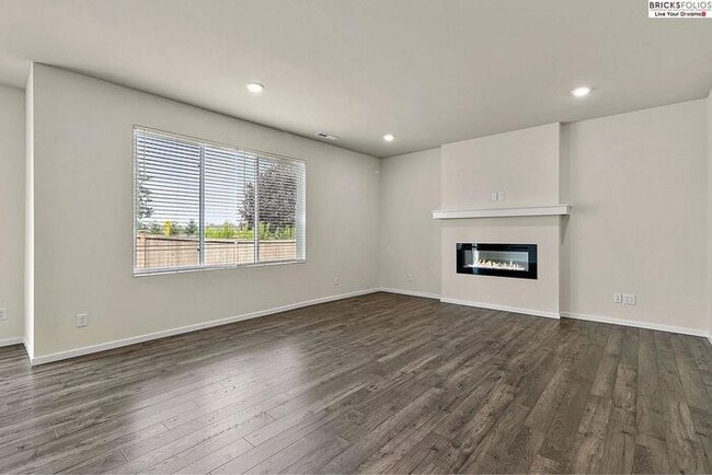 Photo - Your Ideal Home in Puyallup Awaits – Peace...