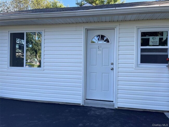 Building Photo - 252 Hallock Rd Rental