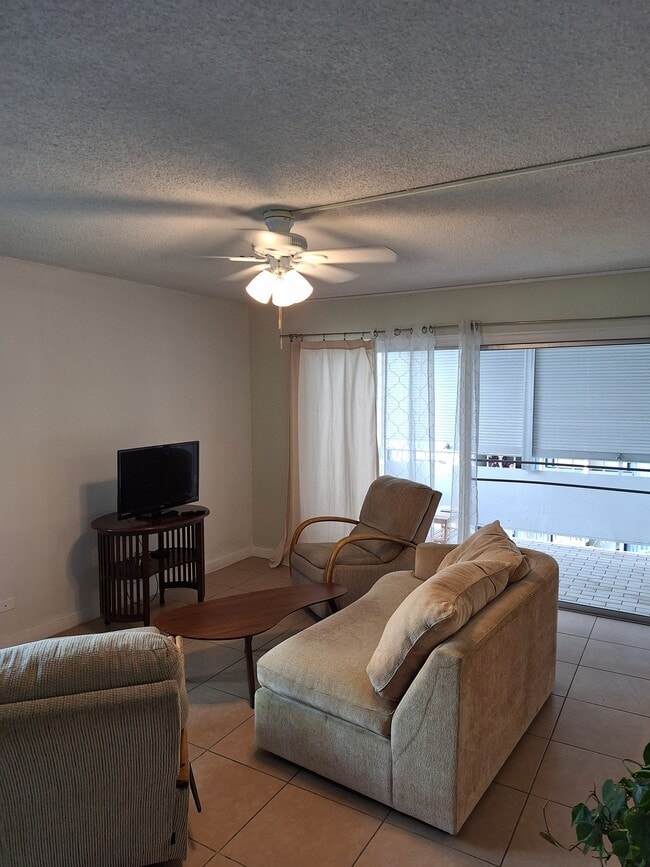 Building Photo - 411 Kaiolu St Unit 411