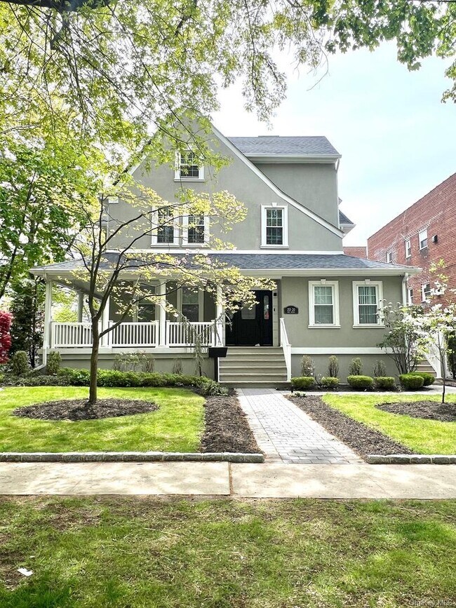 Building Photo - 215-20 43rd Ave