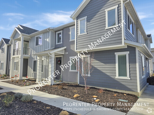 Building Photo - Like New 3 Bed, 2 Bath Townhome