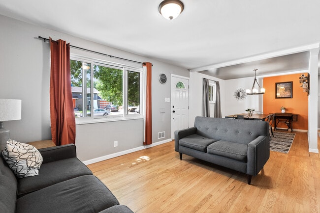 Photo - 11542 Downing St